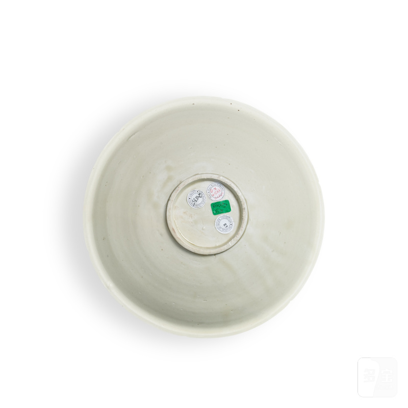A large Dingyao white-glazed 'day lily' lobed bowl, Northern Song dynasty | 北宋 定窰白釉劃萱草紋花口盌 - 图4
